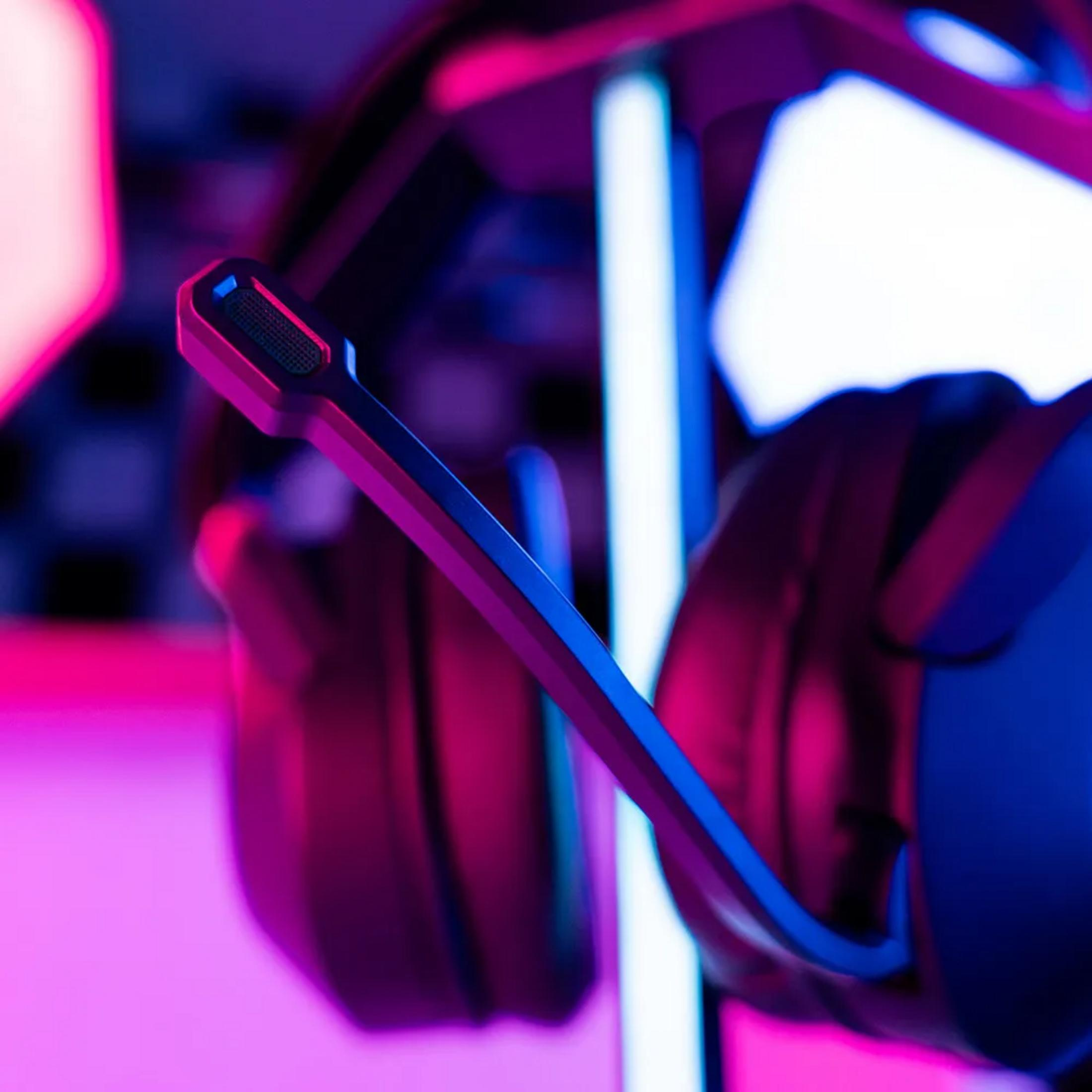 Un paio di cuffie con microfono, illuminate in blu e rosa.