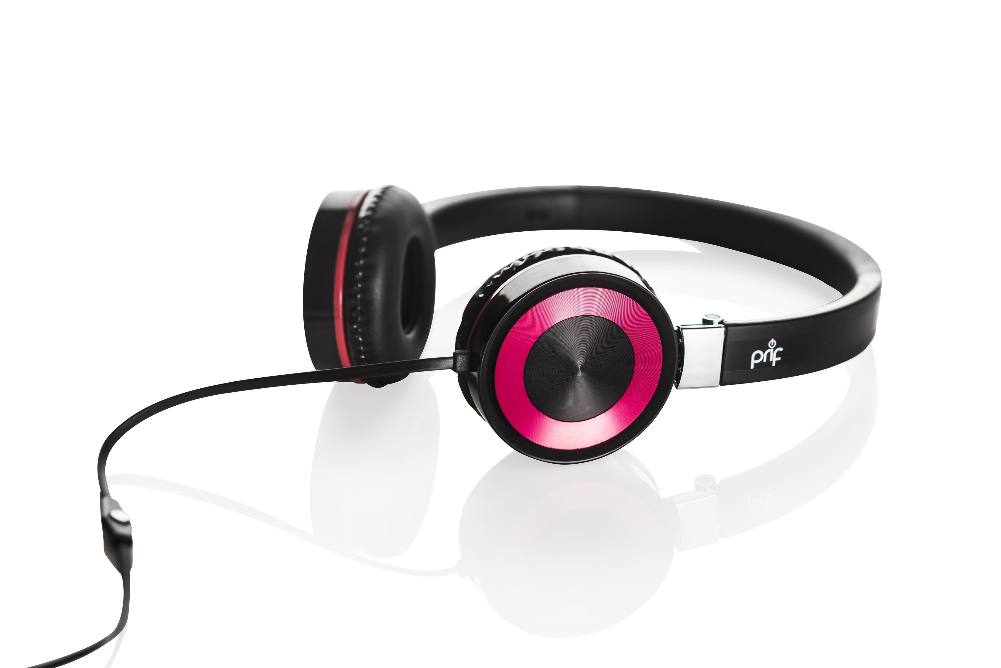 Cuffie nere con accenti rosa e cavo su sfondo bianco.