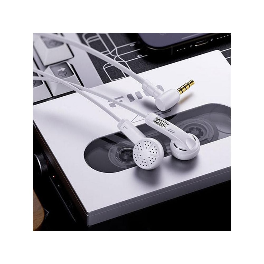Weiße Kopfhörer mit Kabel und 3,5-mm-Stecker auf einem Kassettenrekorder.