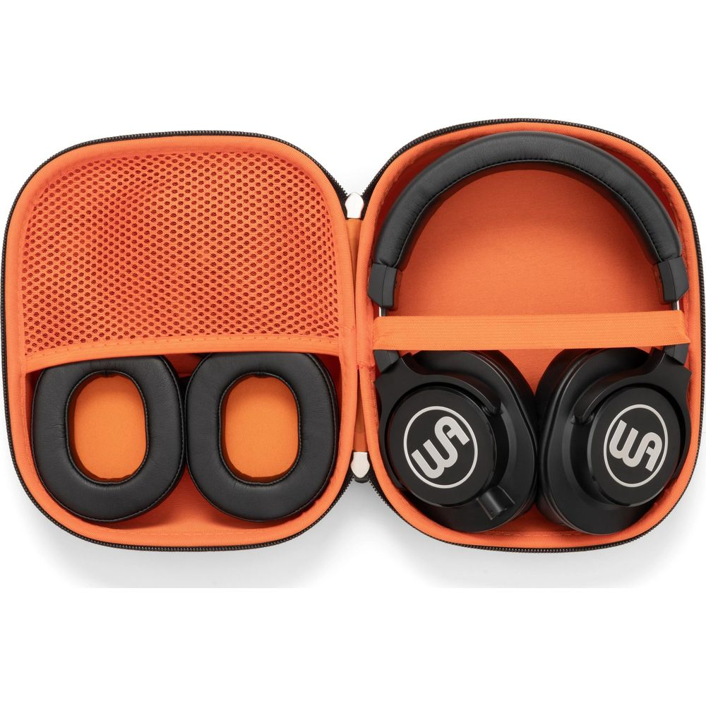 Casque noir avec doublure orange dans un étui de protection ouvert.