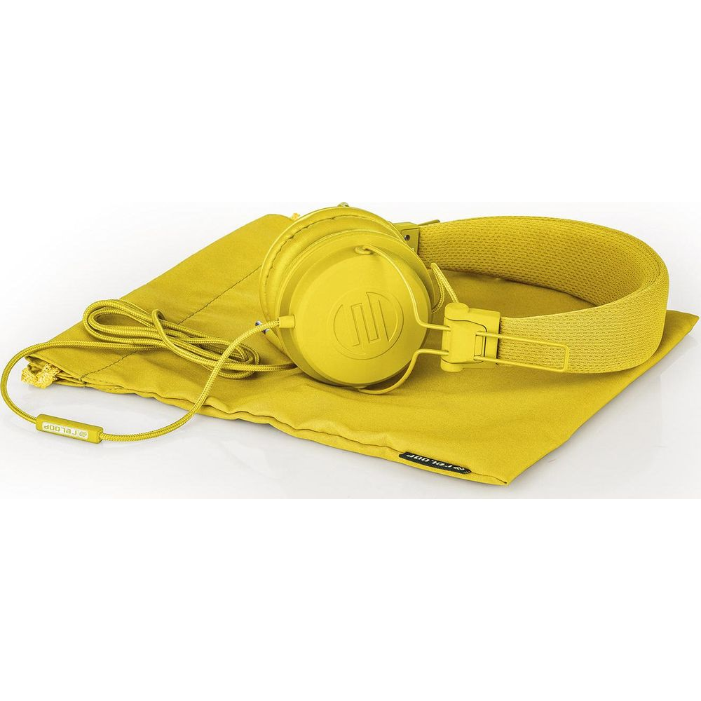 Gelbe Kopfhörer liegen auf einem gelben Stoffbeutel. Das Kabel ist aufgewickelt.