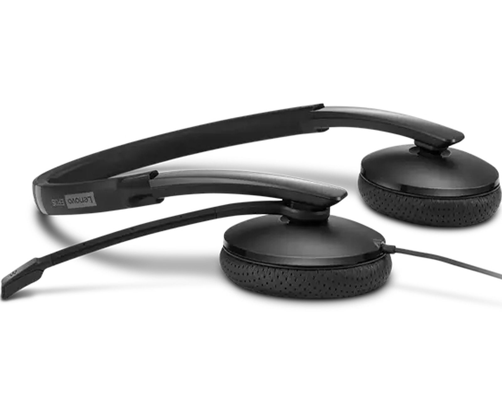 Cuffie nere Lenovo con microfono, su sfondo bianco.