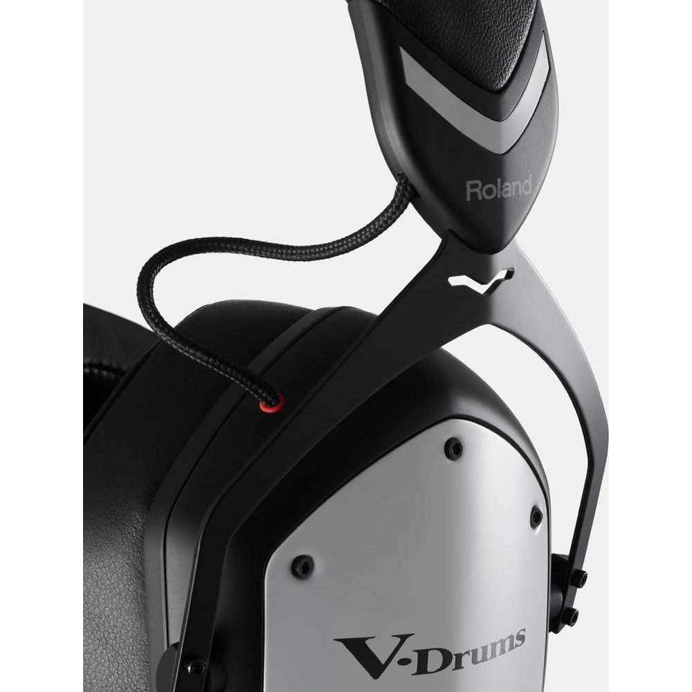 Casque noir avec logo V-Drums argenté et marque Roland.