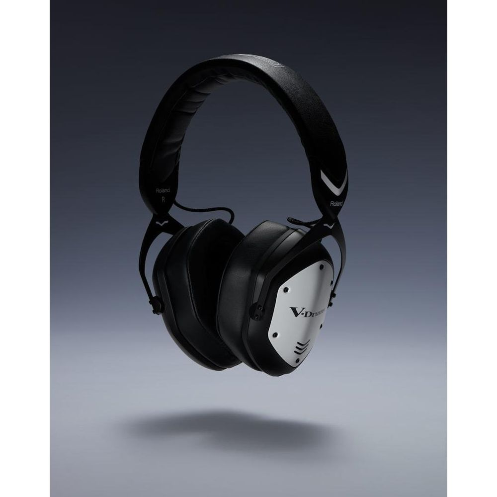 Casque noir avec accents argentés flottant sur fond sombre.