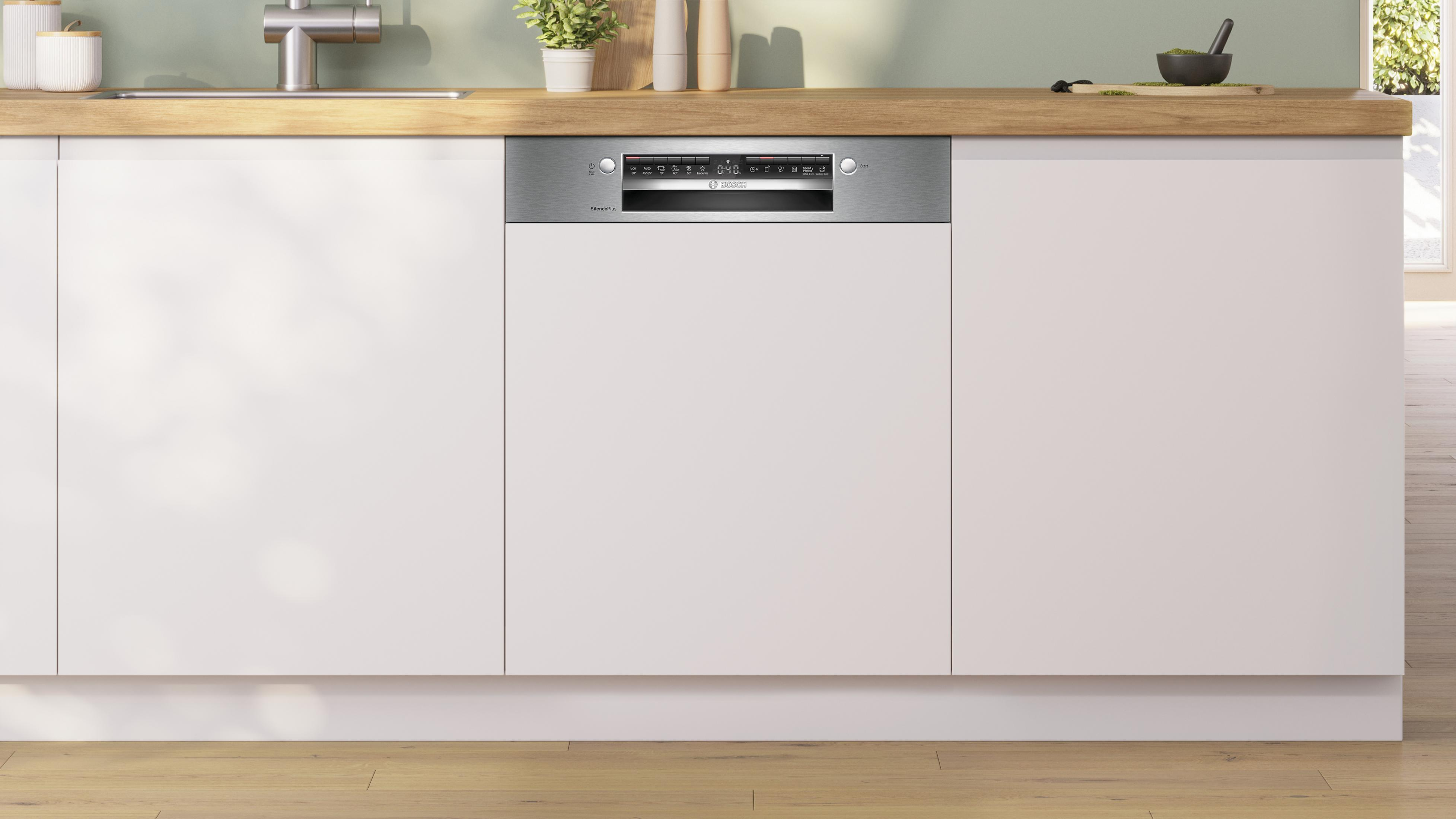 Una lavastoviglie bianca con elementi in acciaio inox e pannello.