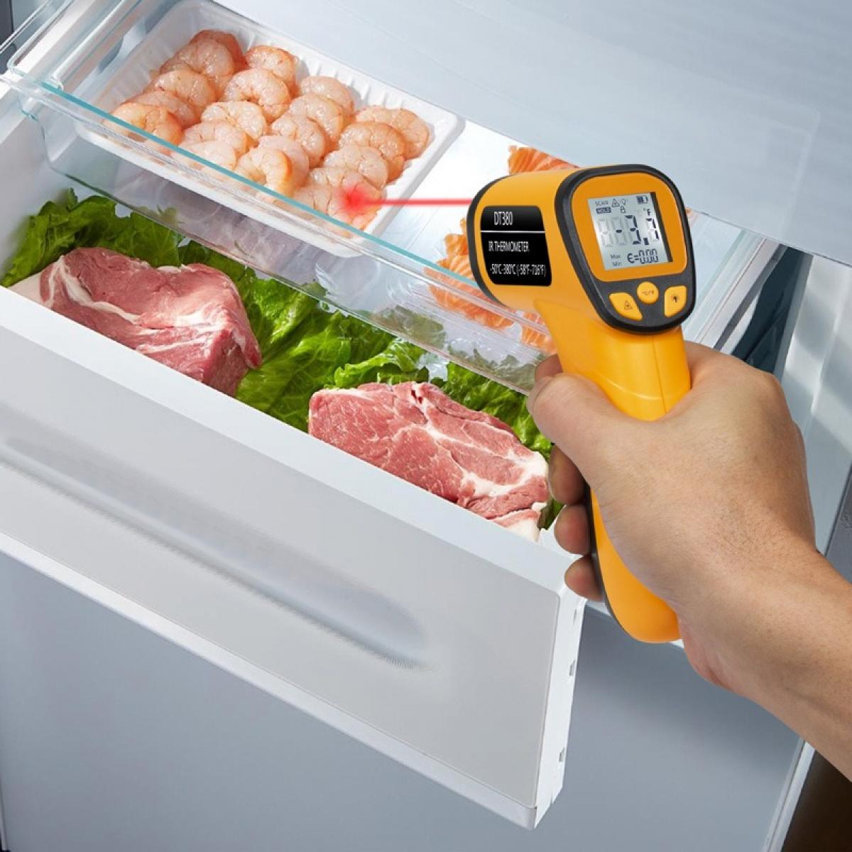 Ein Hand-Thermometer misst die Temperatur von Fleisch und Garnelen in einem Kühlschrank.
