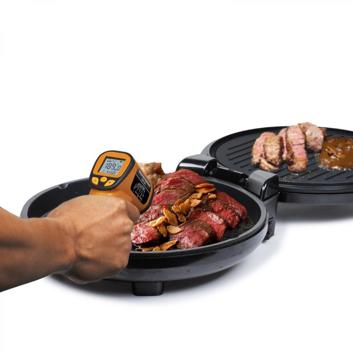 Ein Mann misst die Temperatur von gebratenem Steak mit einem orangen Thermometer.