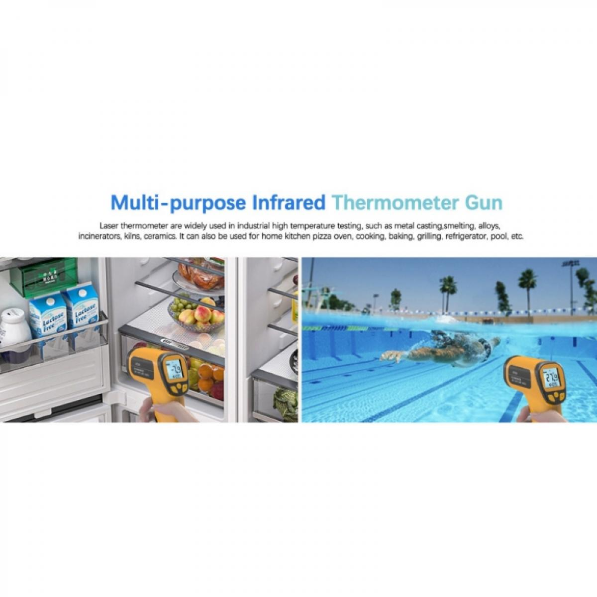 Ein Mann schwimmt in einem Pool, während ein Thermometer die Wassertemperatur anzeigt.