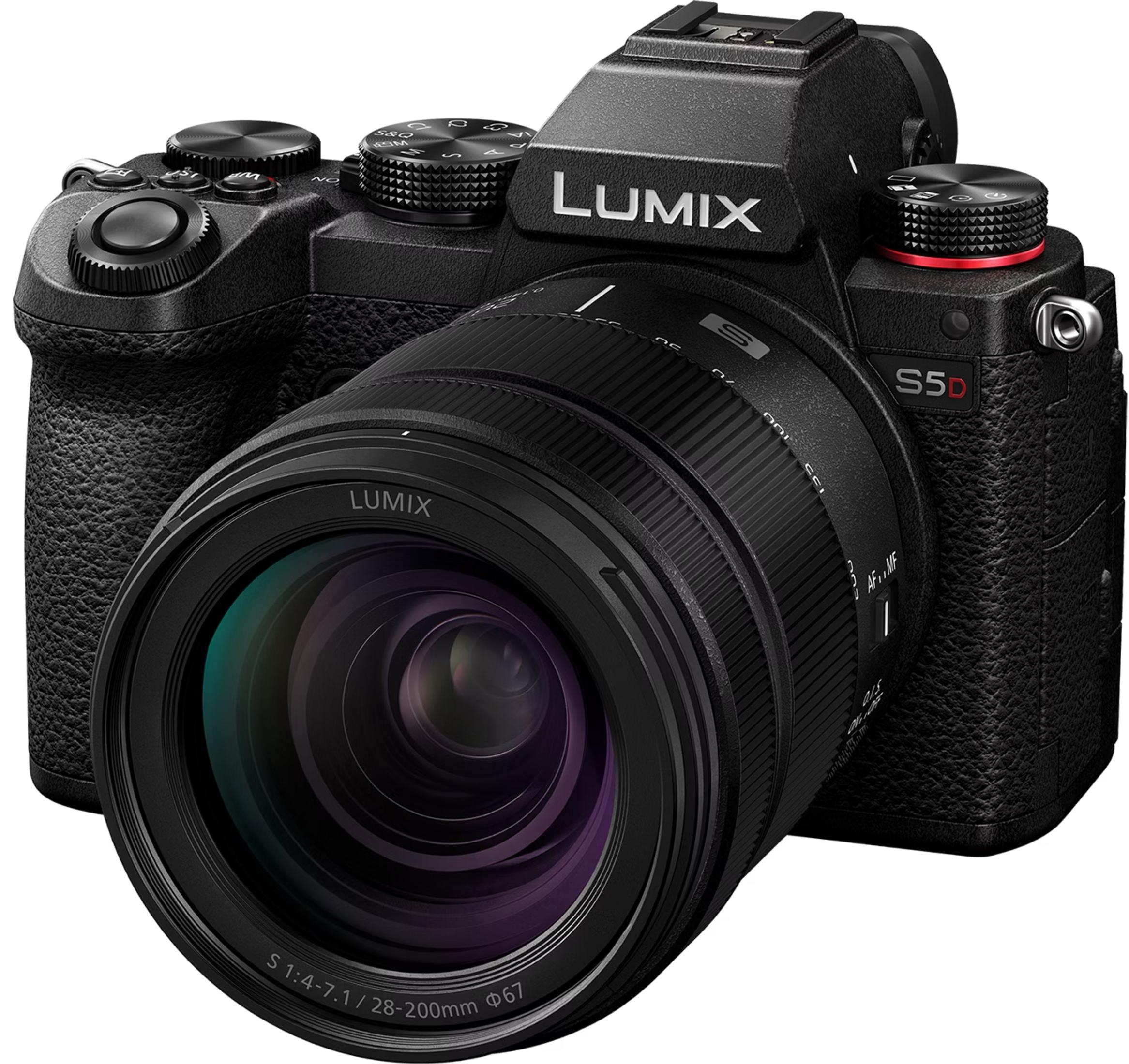Een zwarte Panasonic Lumix S5D camera met een 28-200mm lens.