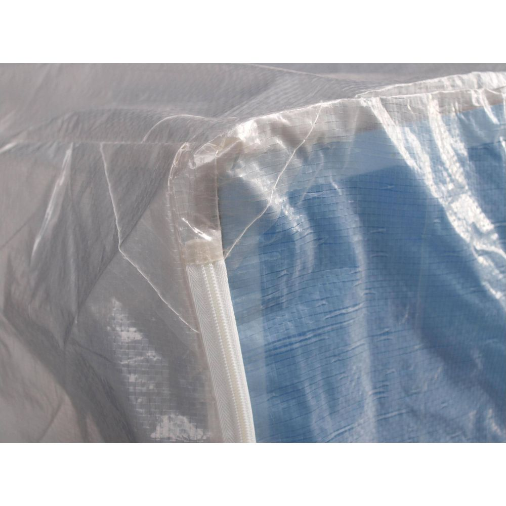 Transparente Abdeckung mit Reißverschluss über einem blauen Objekt.