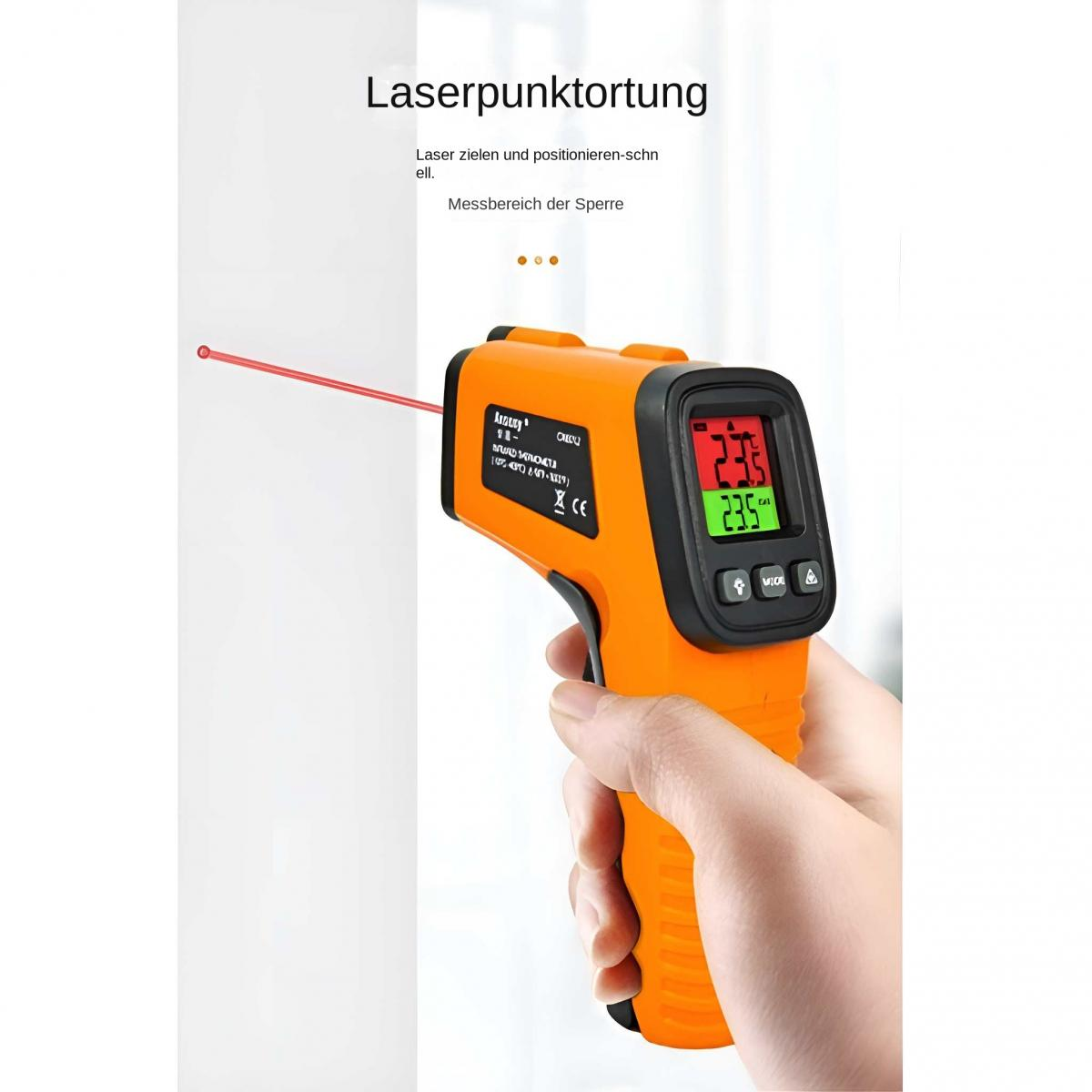 Hand hält orangenes Thermometer mit rotem Laserpunkt auf weißer Wand.