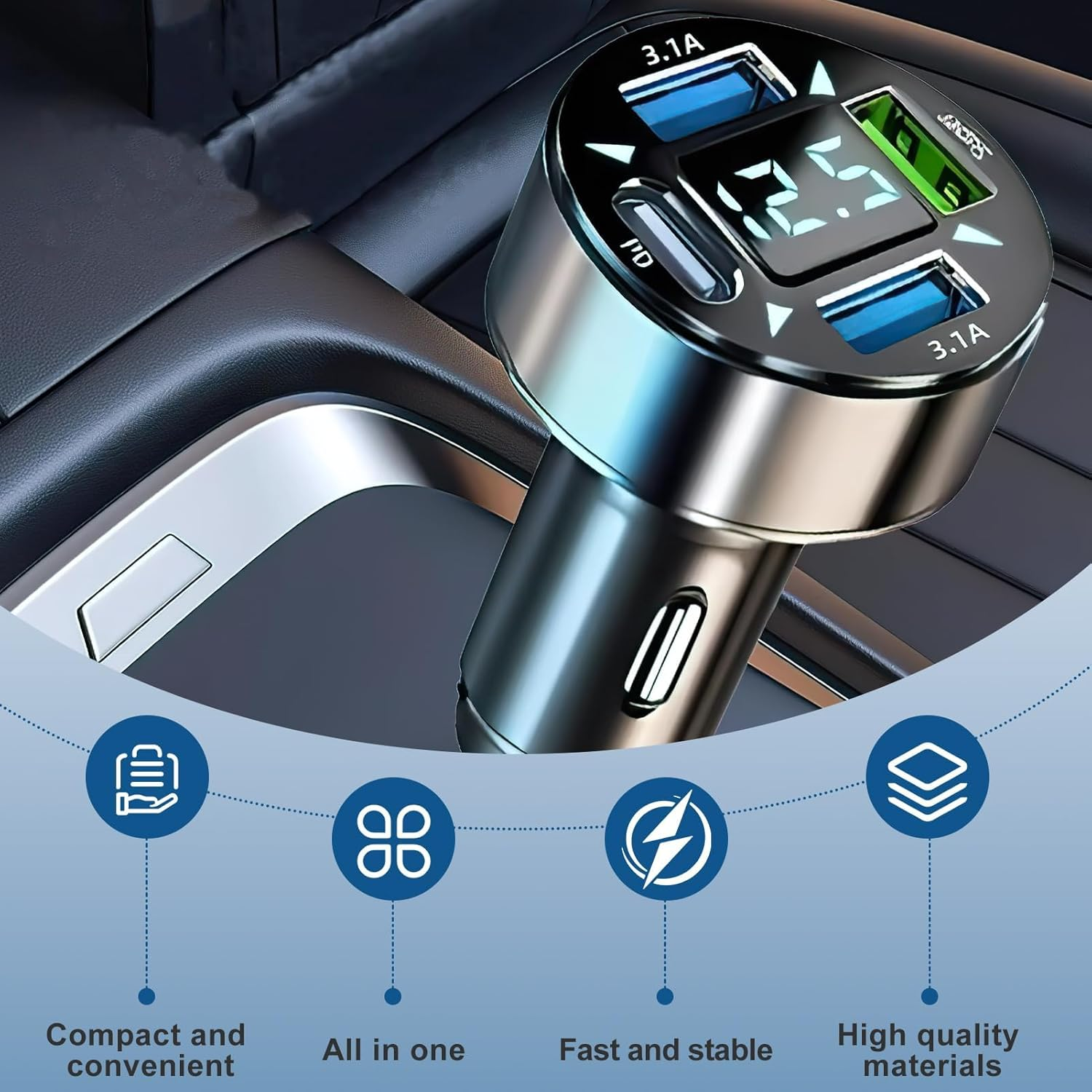 Ein silberner USB-Autoladegerät mit vier Anschlüssen und digitaler Anzeige, in einem Auto verbaut.