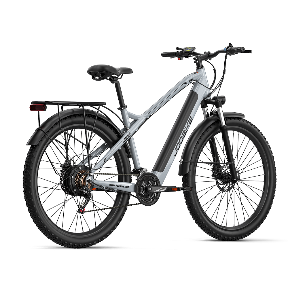 Szary rower elektryczny z czarnym bagażnikiem, błotnikami i oponami.