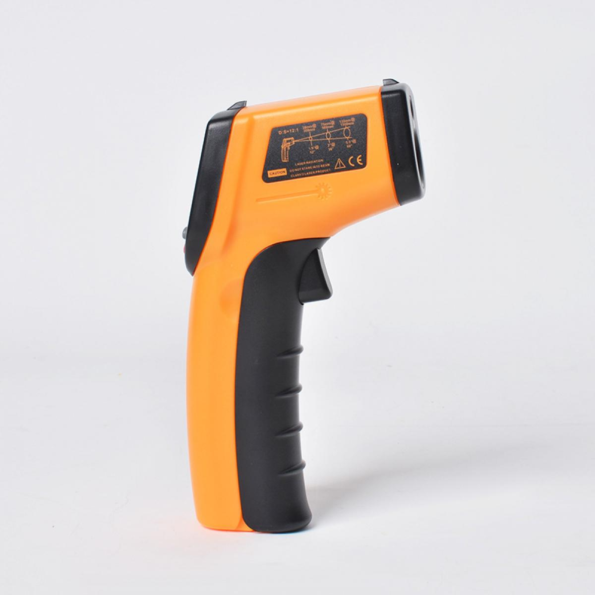 Ein orange-schwarzes Infrarot-Thermometer mit Beschriftung auf weißem Hintergrund.