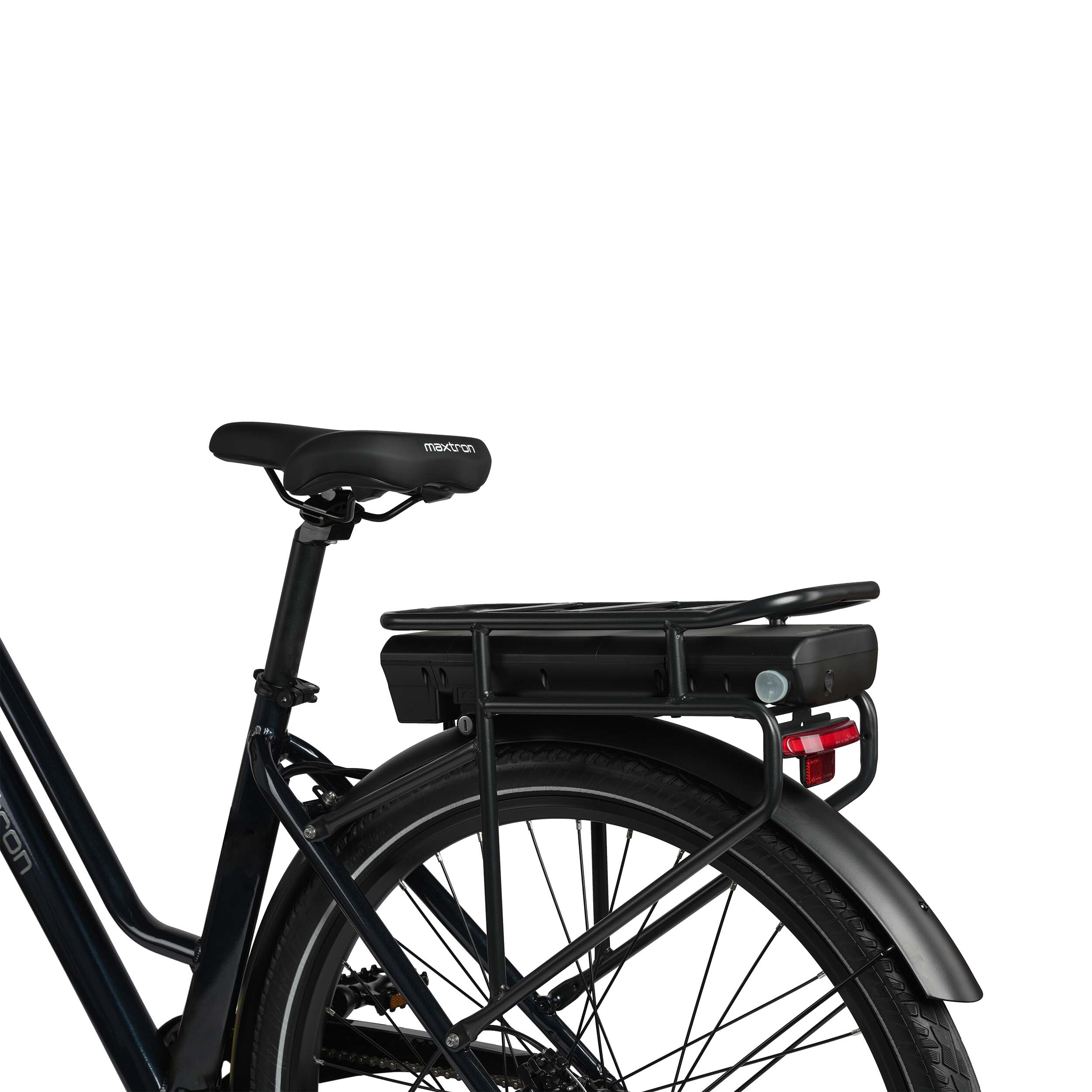 Tylne koło czarnego roweru elektrycznego z bagażnikiem, baterią i światłem.