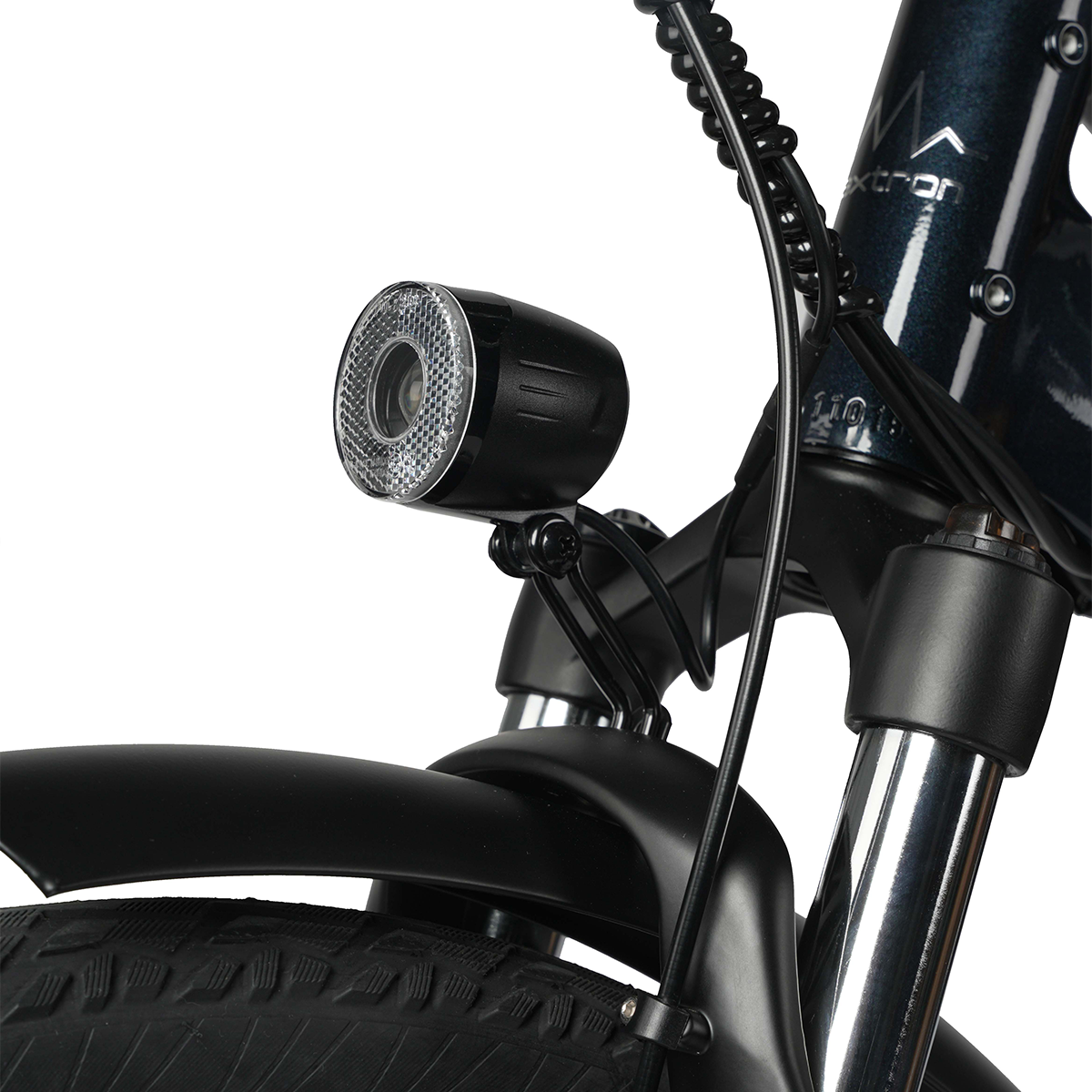 Przód roweru z czarnym reflektorem, błotnikiem i oponą.