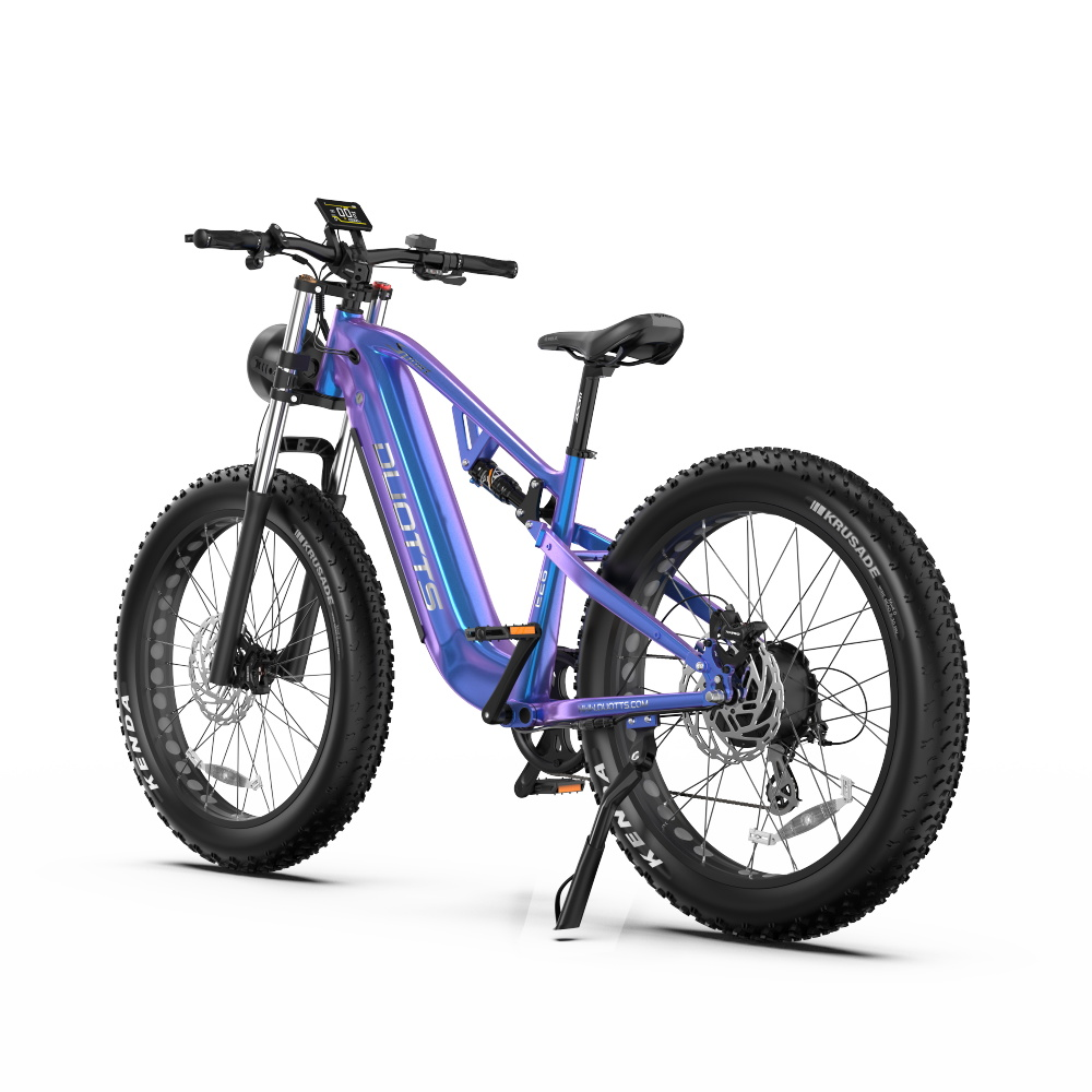 Ein lila-blaues E-Bike mit dicken Reifen steht auf einem weißen Hintergrund.