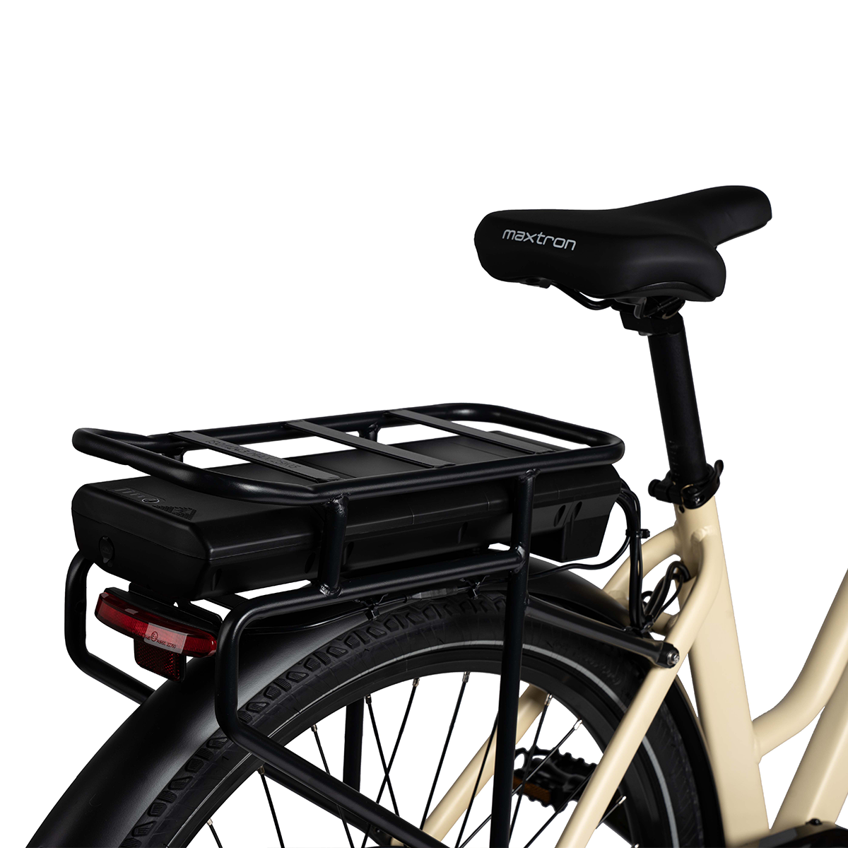 Zbliżenie kremowego roweru z czarnym bagażnikiem i baterią.