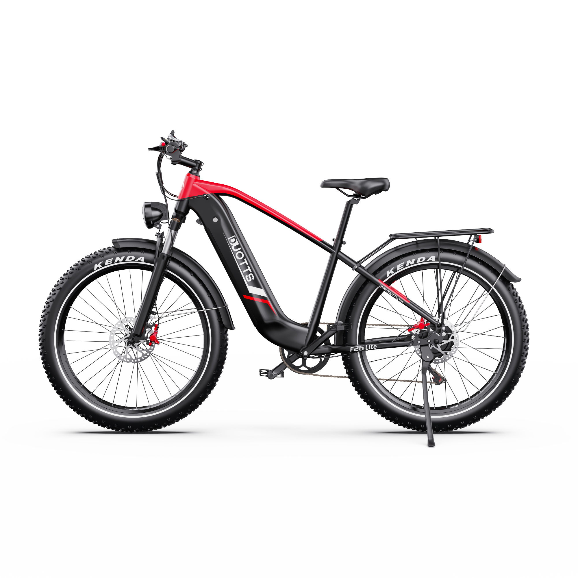 Schwarzes E-Bike mit roten Akzenten, fetten Reifen und Gepäckträger.