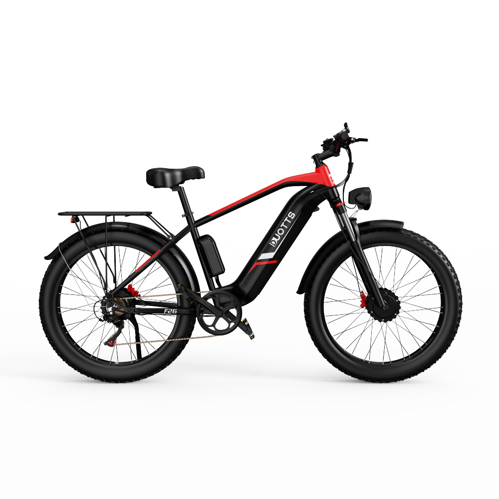 Schwarzes E-Bike mit roten Akzenten, dicken Reifen und Gepäckträger.