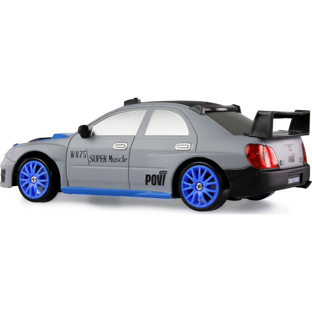 Ein graues Spielzeugauto mit blauen Felgen und großem Heckspoiler.