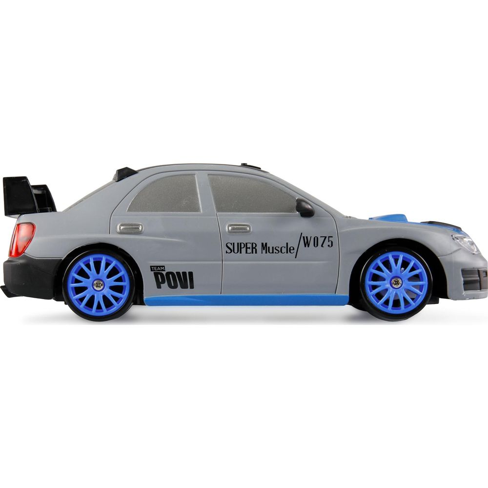 Graues Spielzeugauto mit blauen Felgen, Spoiler und Aufklebern.