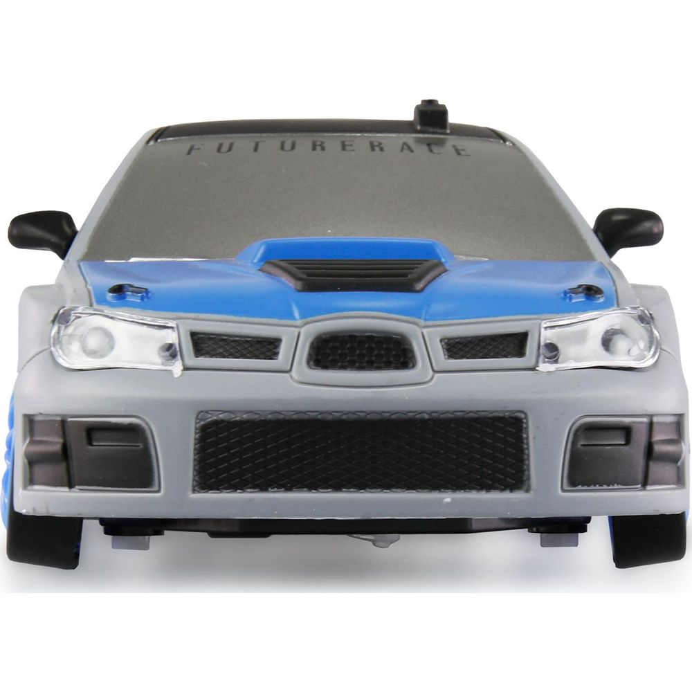 Ein graues Spielzeugauto mit blauer Motorhaube und "FUTURERACE"-Schriftzug.