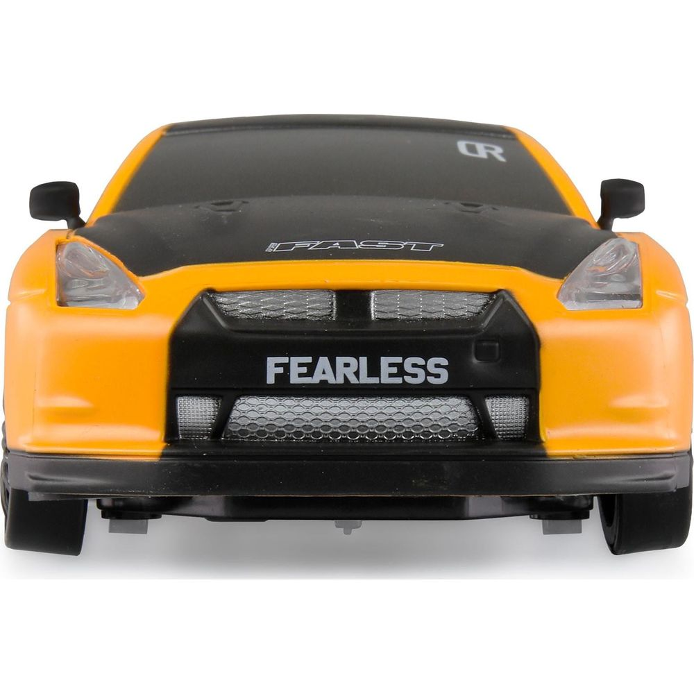 Ein gelb-schwarzer Spielzeug-Sportwagen mit dem Wort FEARLESS auf dem Kühlergrill.