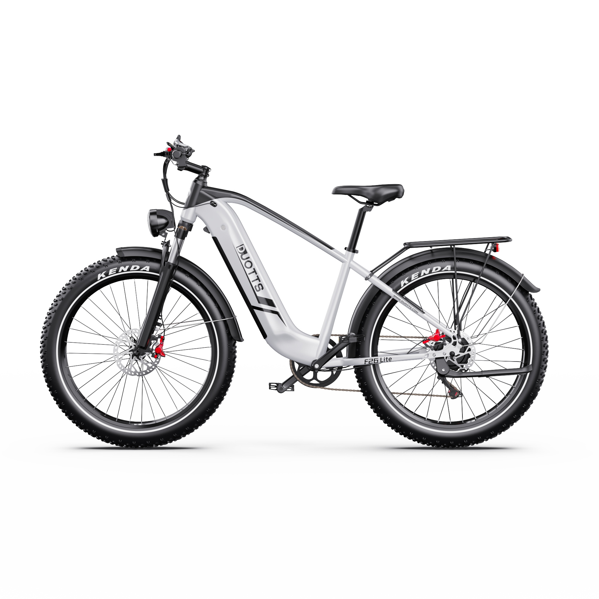 Ein silbernes und schwarzes E-Bike mit fetten Reifen und Gepäckträger.