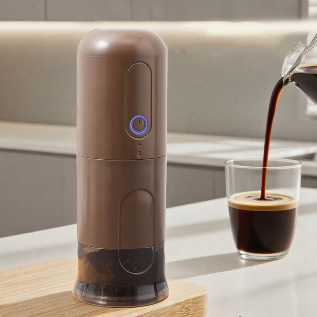 Ein brauner elektrischer Kaffeemühlen steht neben einem Glas, in das Kaffee gegossen wird.