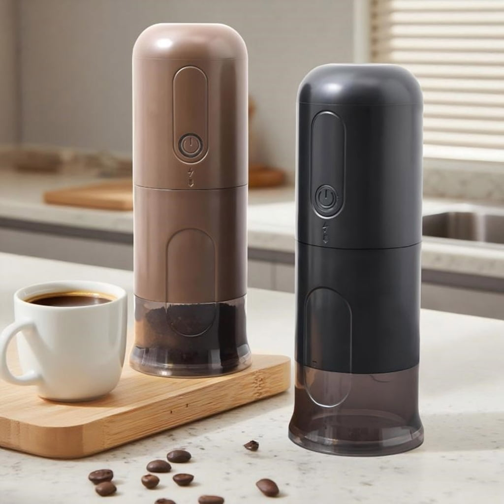 Zwei Kaffeemühlen, eine braune und eine schwarze, neben einer Kaffeetasse und Bohnen.