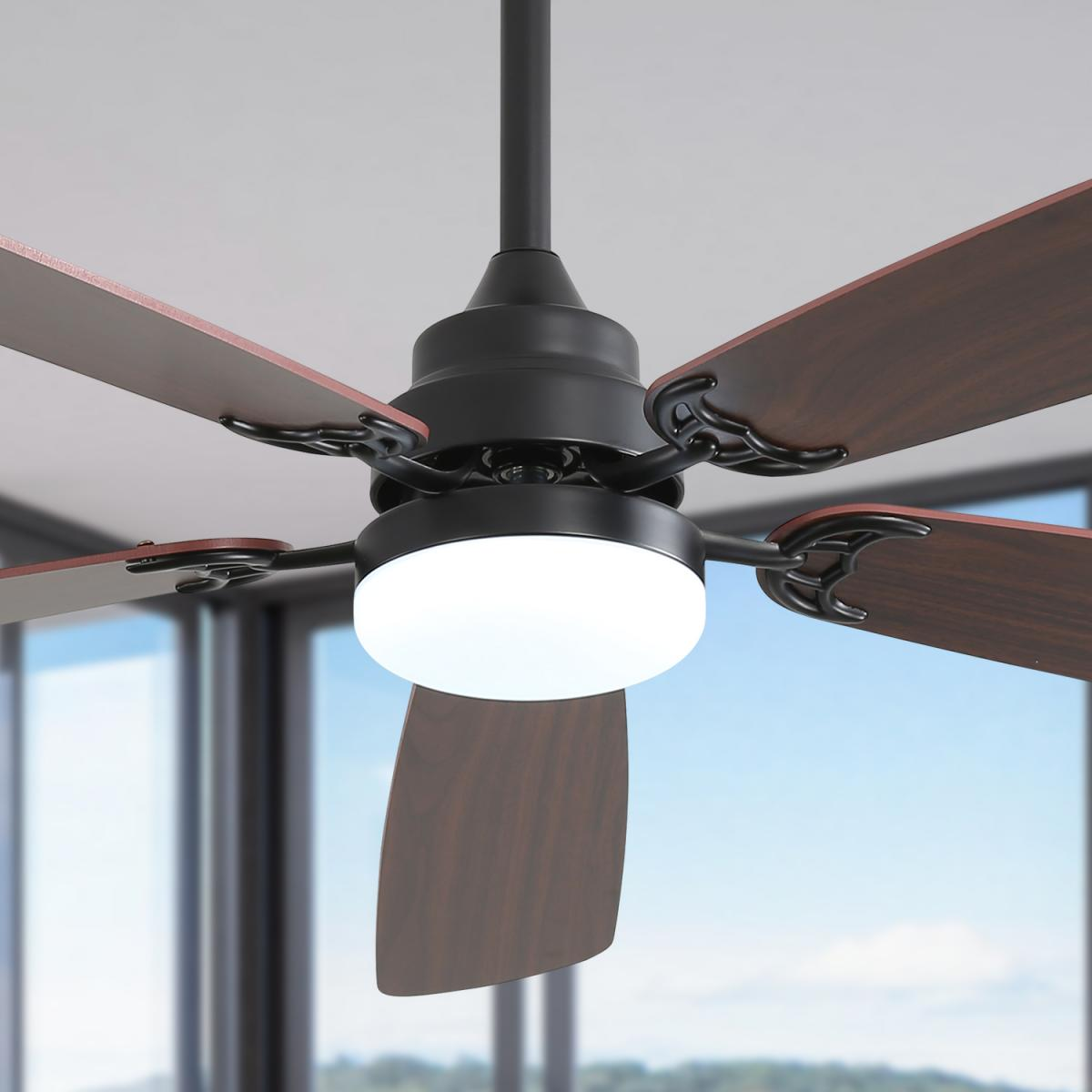 Schwarzer Deckenventilator mit Holzblättern und runder Lampe.