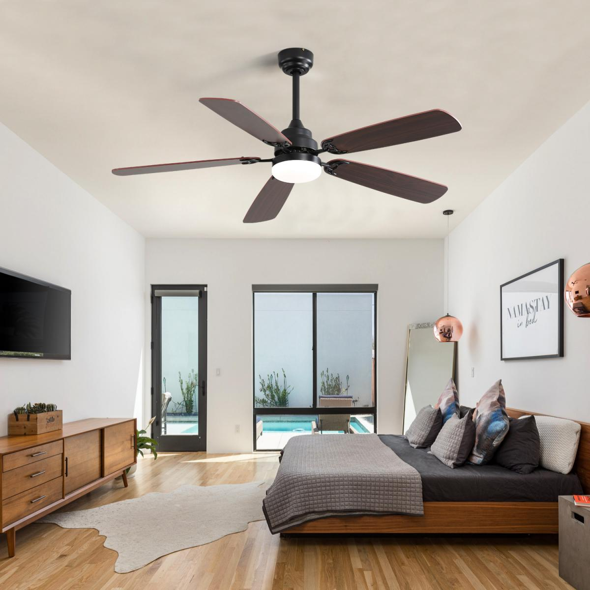 Ein Schlafzimmer mit einem Bett, einer Kommode und einem Deckenventilator.