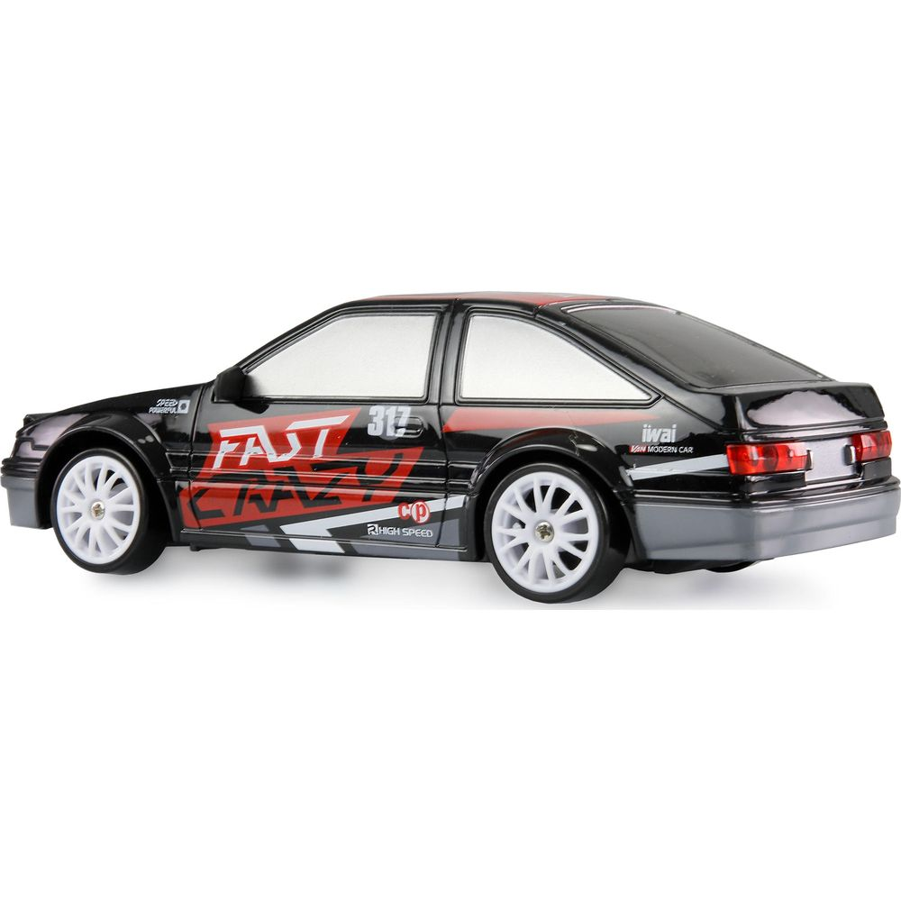Schwarzes RC-Auto mit rotem Schriftzug und weißen Felgen.