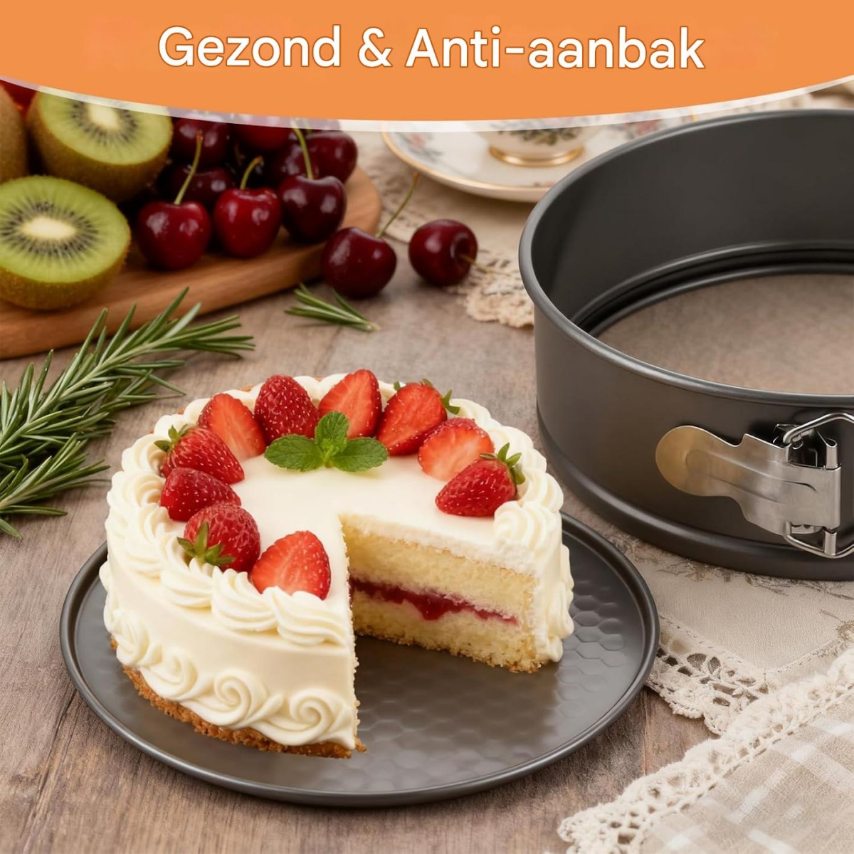 Ein runder Kuchen mit weißer Glasur, Erdbeeren und Minze auf einem Teller.