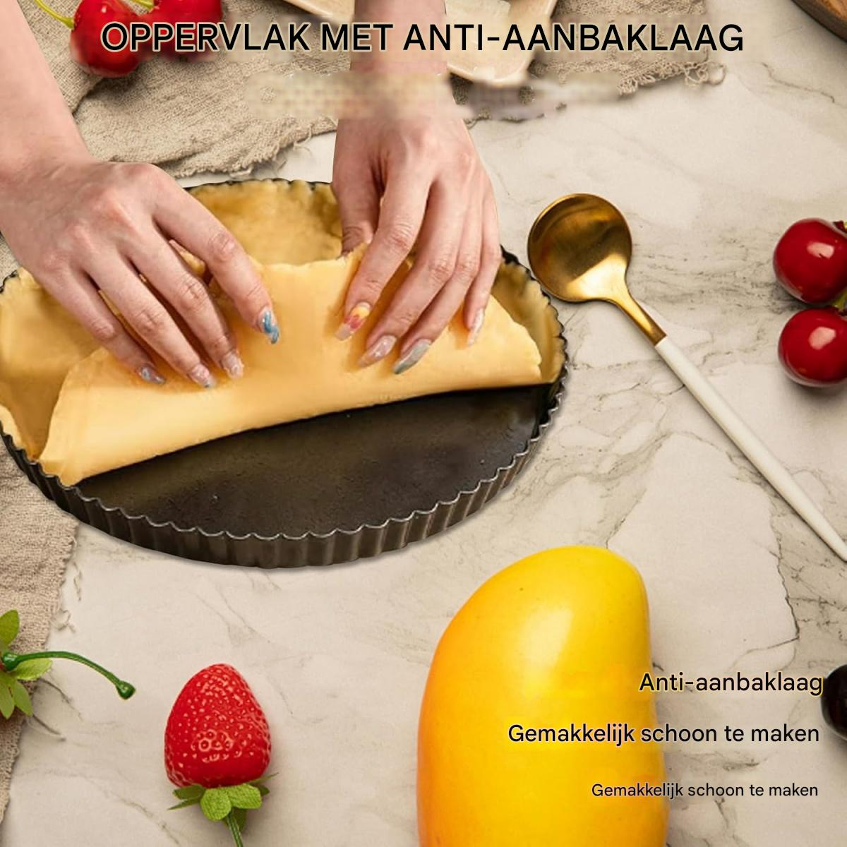 Hände legen Teig in Tartform. Kirschen, Erdbeere, Mango, Löffel daneben.