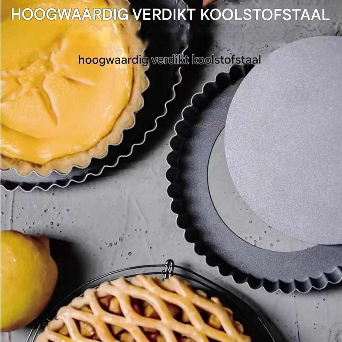 Zwei Kuchen in Metallformen, ein gelber Kuchen, ein Zitronenkuchen, ein leerer Kuchen.