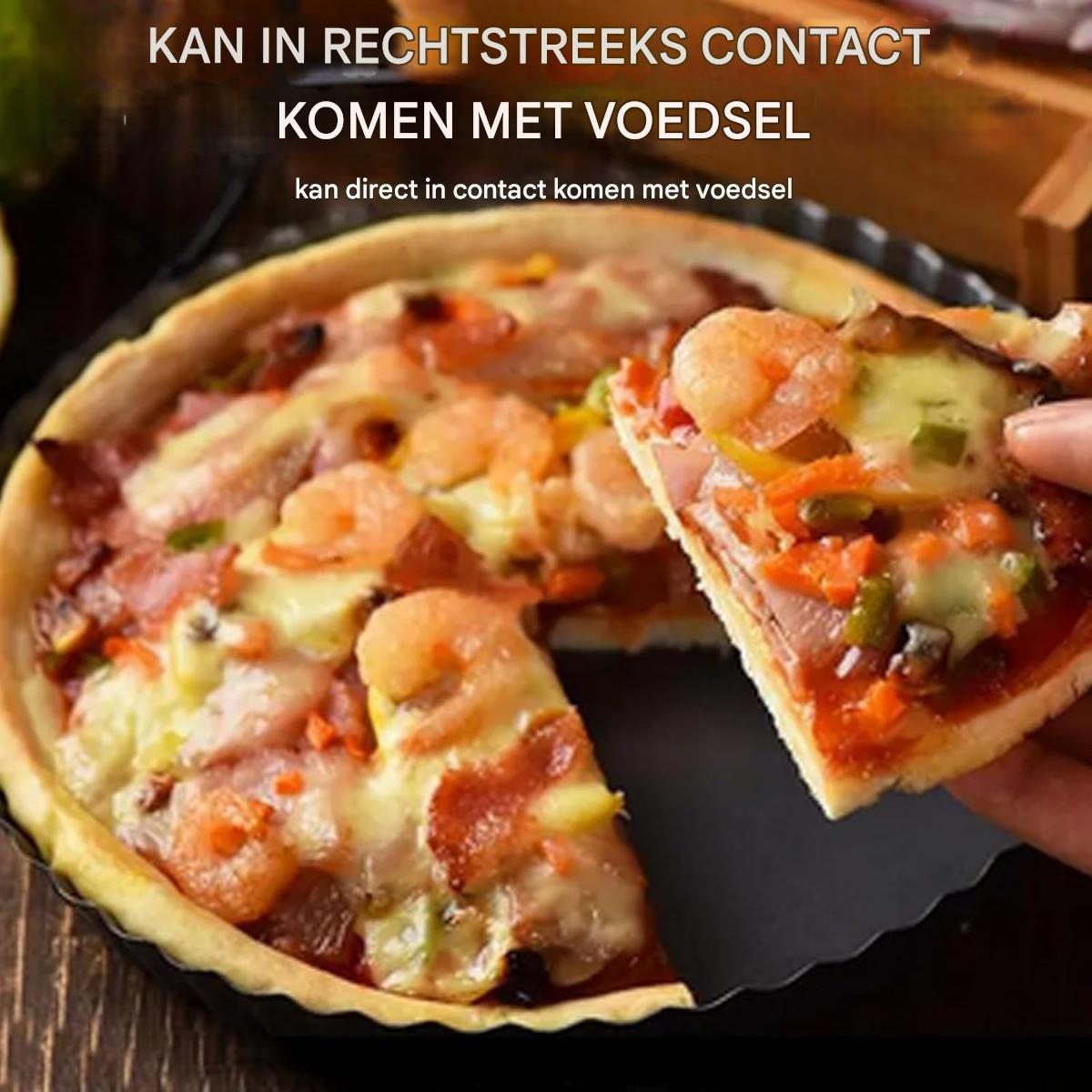 Eine Pizza mit Garnelen, Speck und Gemüse wird angeschnitten.