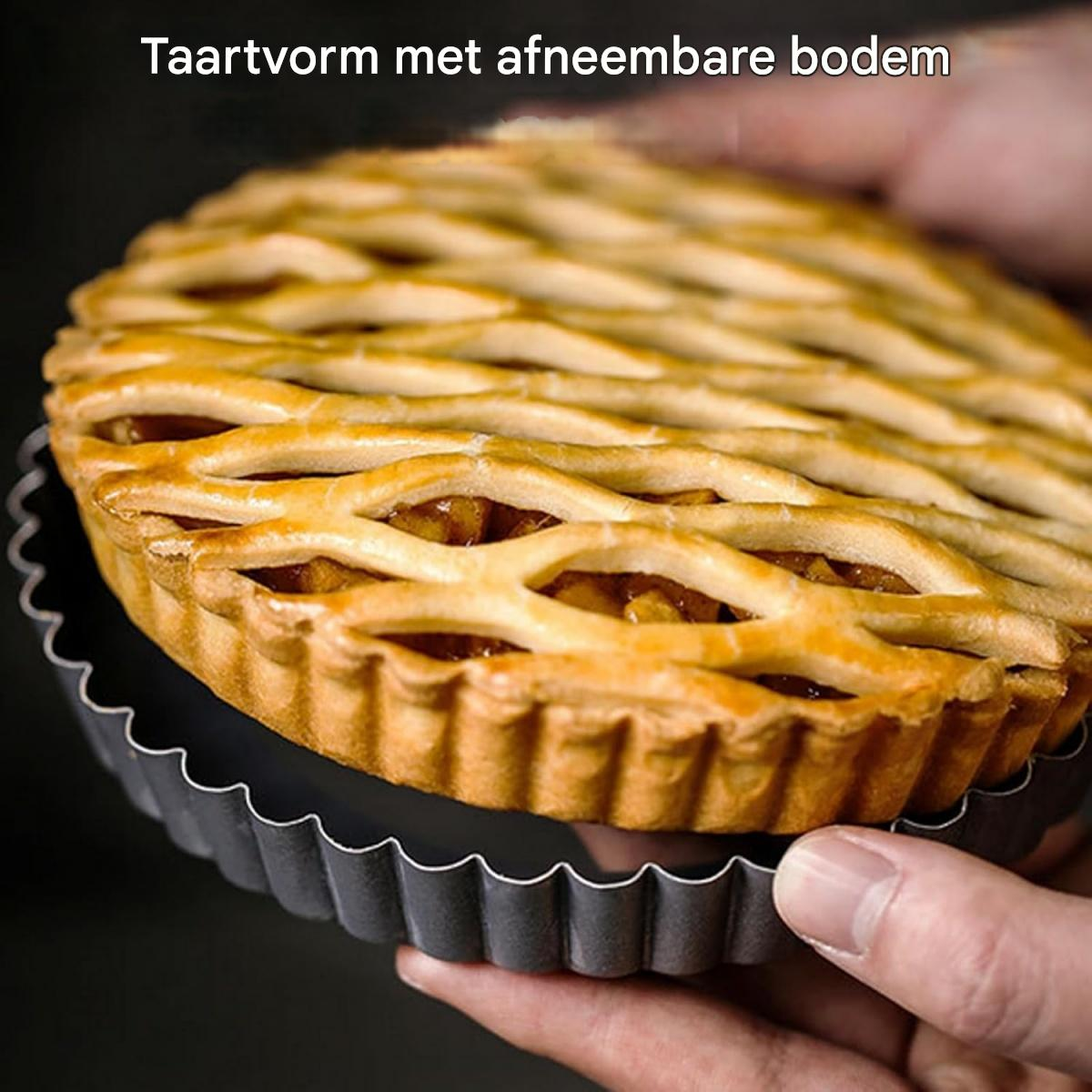 Ein goldbrauner Apfelkuchen mit Gittermuster in einer schwarzen Tortenform.