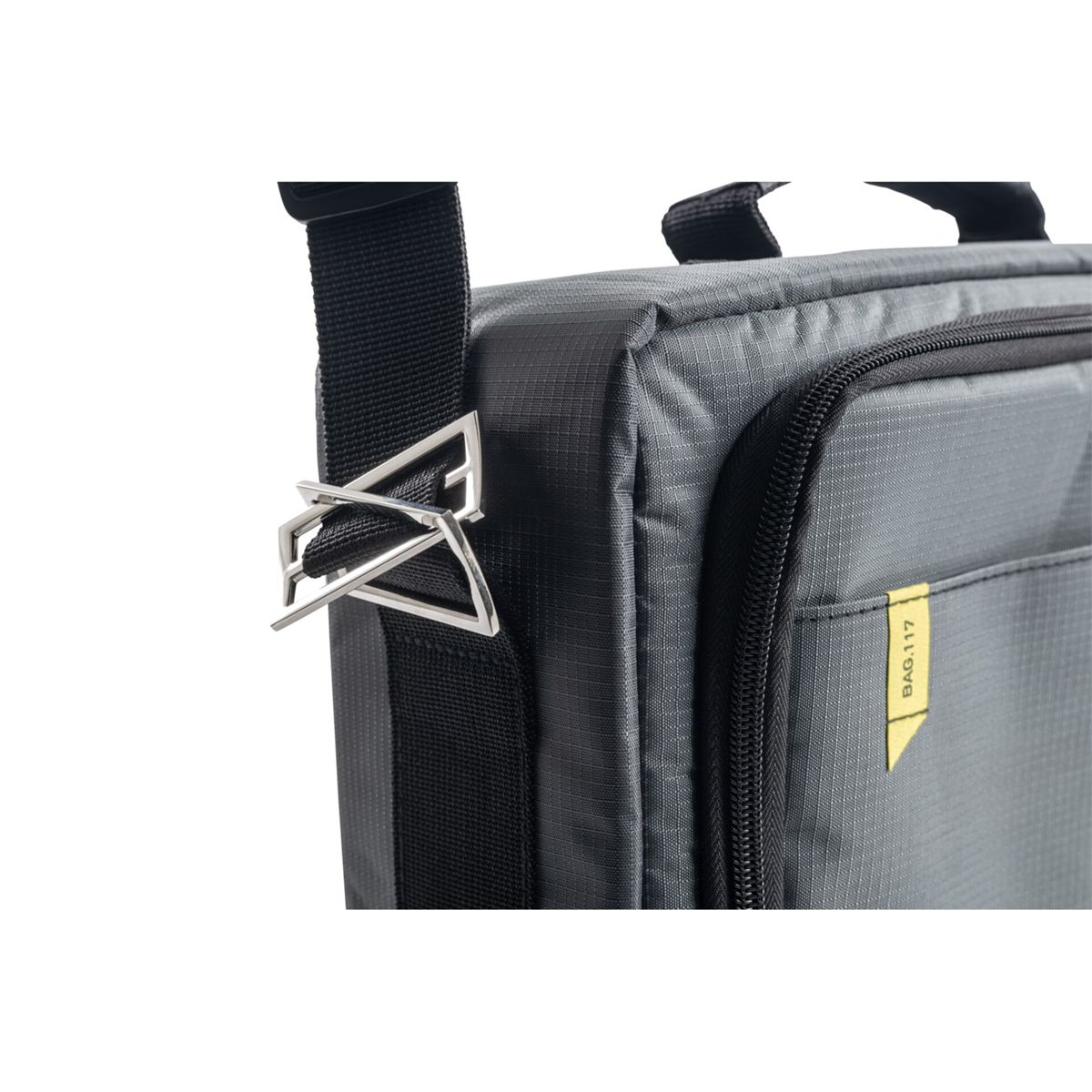 Graue Tasche mit schwarzem Gurt und silberner Schnalle.