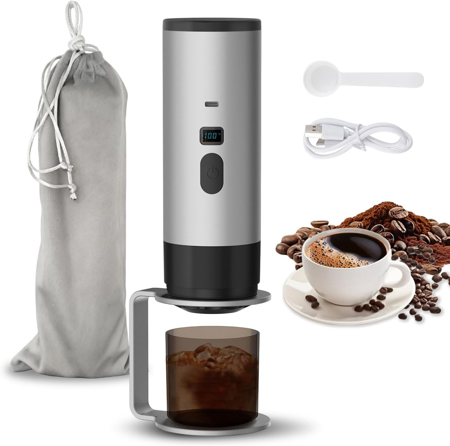 Kaffeemaschine mit Beutel, Löffel, Kabel, Kaffee und Tasse auf weißem Hintergrund.