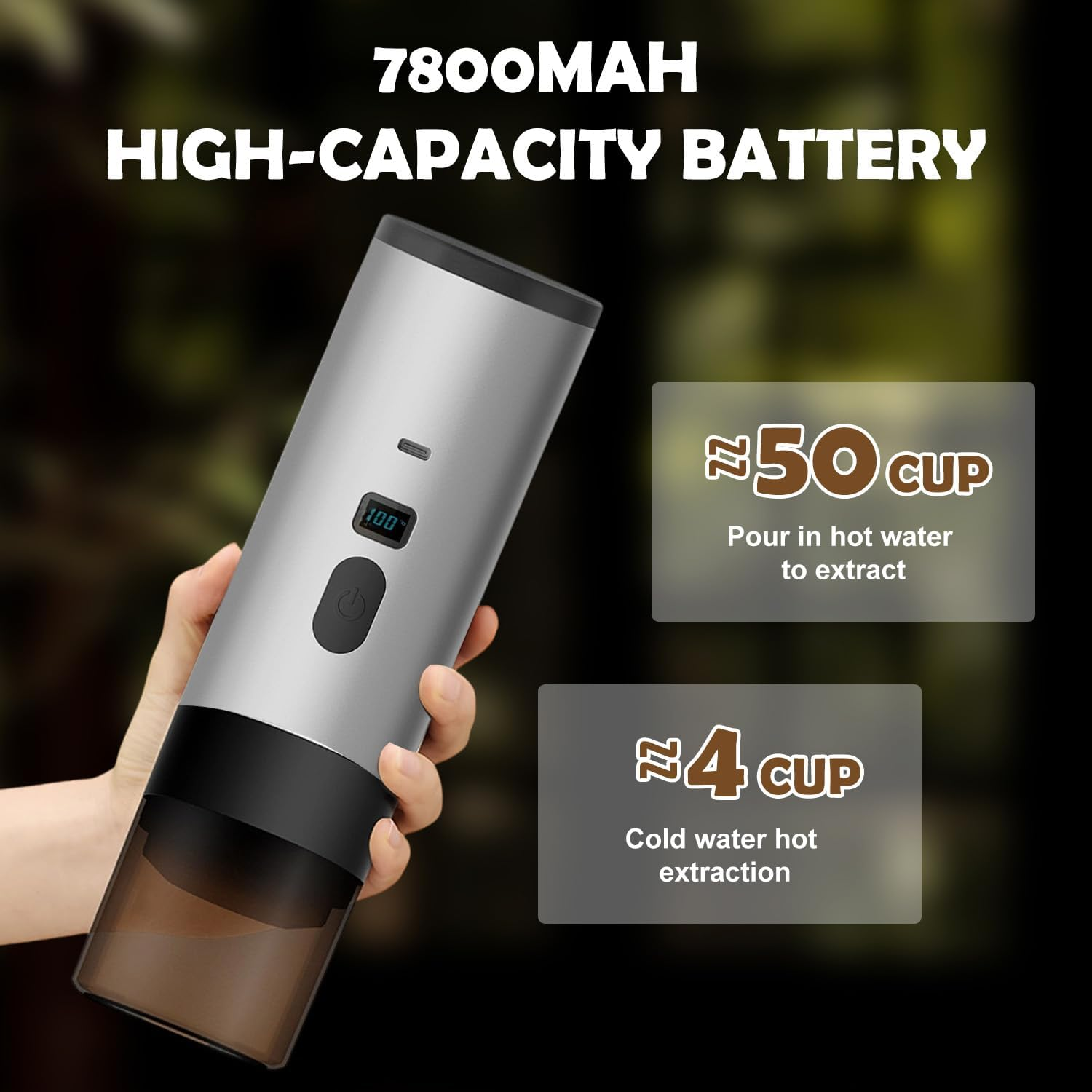Eine Hand hält eine silberne Kaffeemaschine mit einem braunen Behälter. "7800mAh Hochleistungsakku"