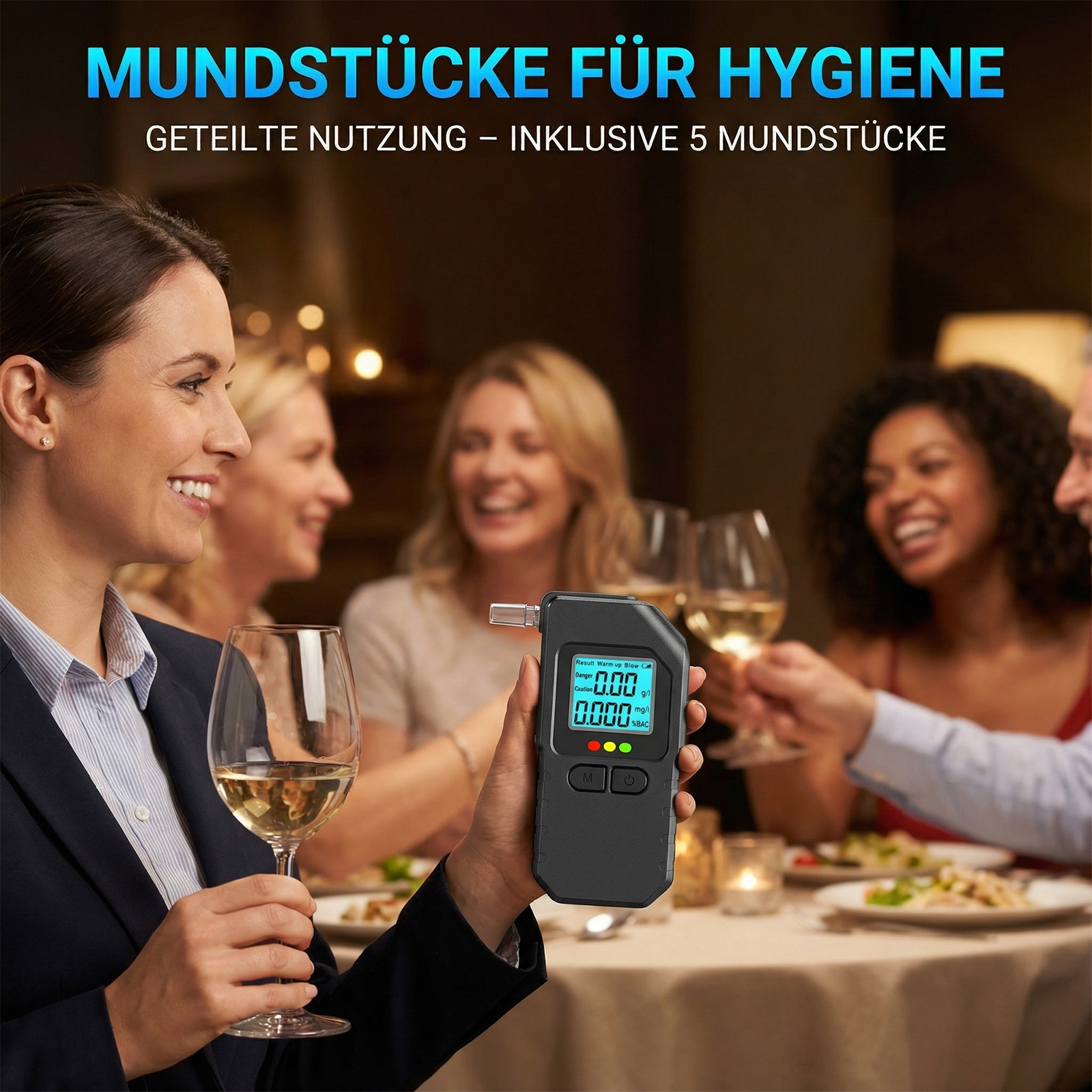 Frau hält Atemalkoholtester mit 0.00 Anzeige vor lächelnden Freunden bei Abendessen.