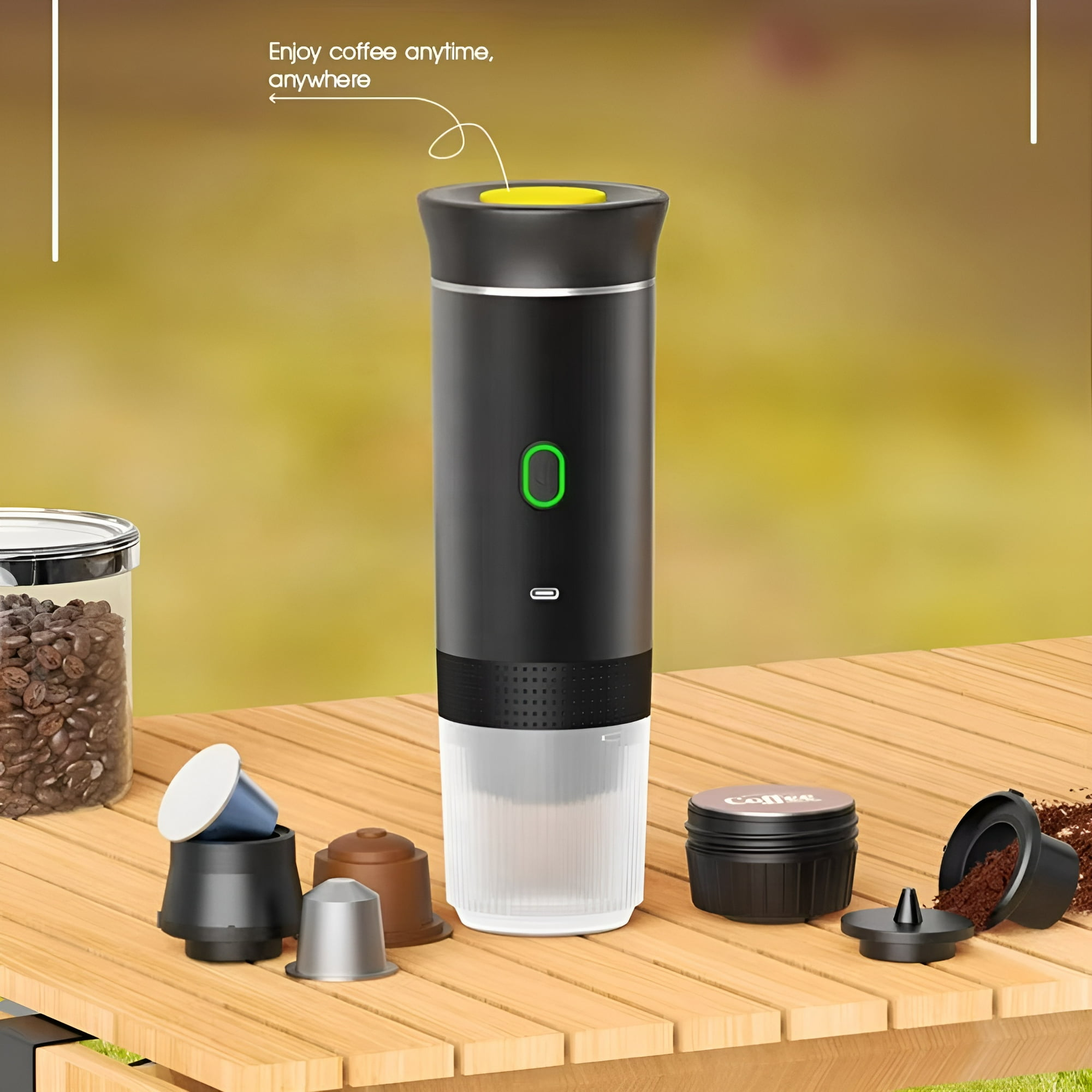 Kaffeemaschine mit Kapseln und Bohnen auf Holztisch. Draußen.