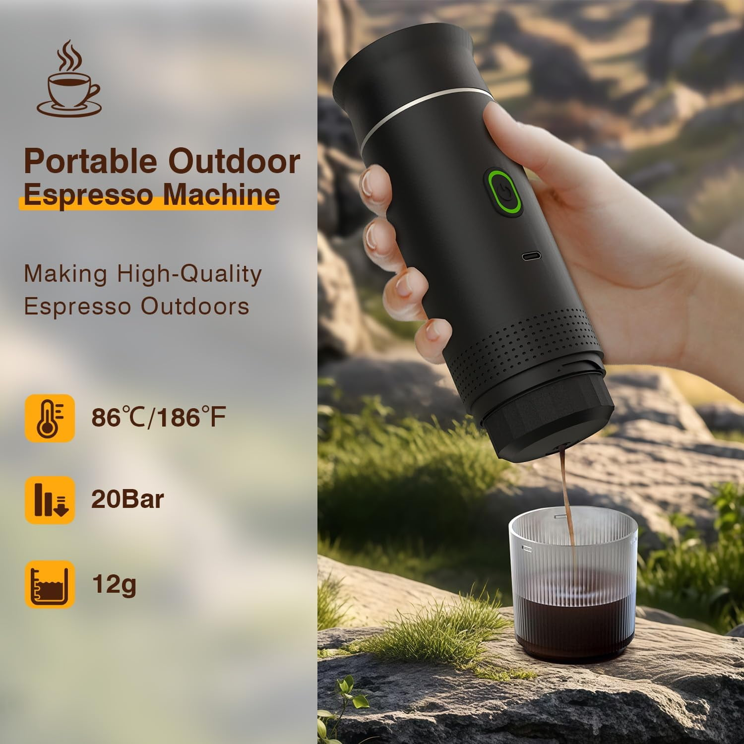Eine Hand hält eine schwarze Espressomaschine, die auf einer Felslandschaft Kaffee in ein Glas brüht.