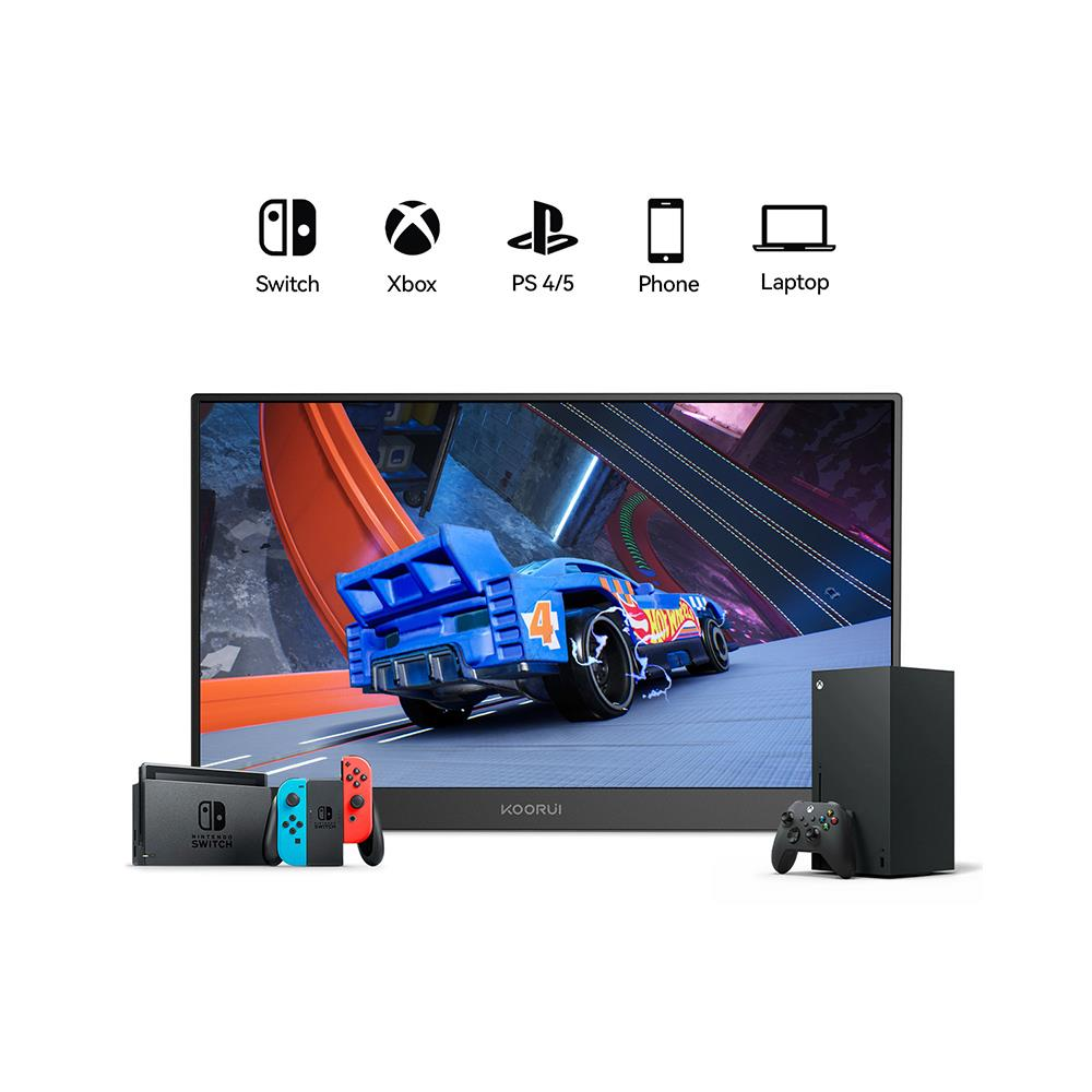 Monitör yarış oyunu gösteriyor. Yanında Xbox, Nintendo Switch ve kontrolcüler var.
