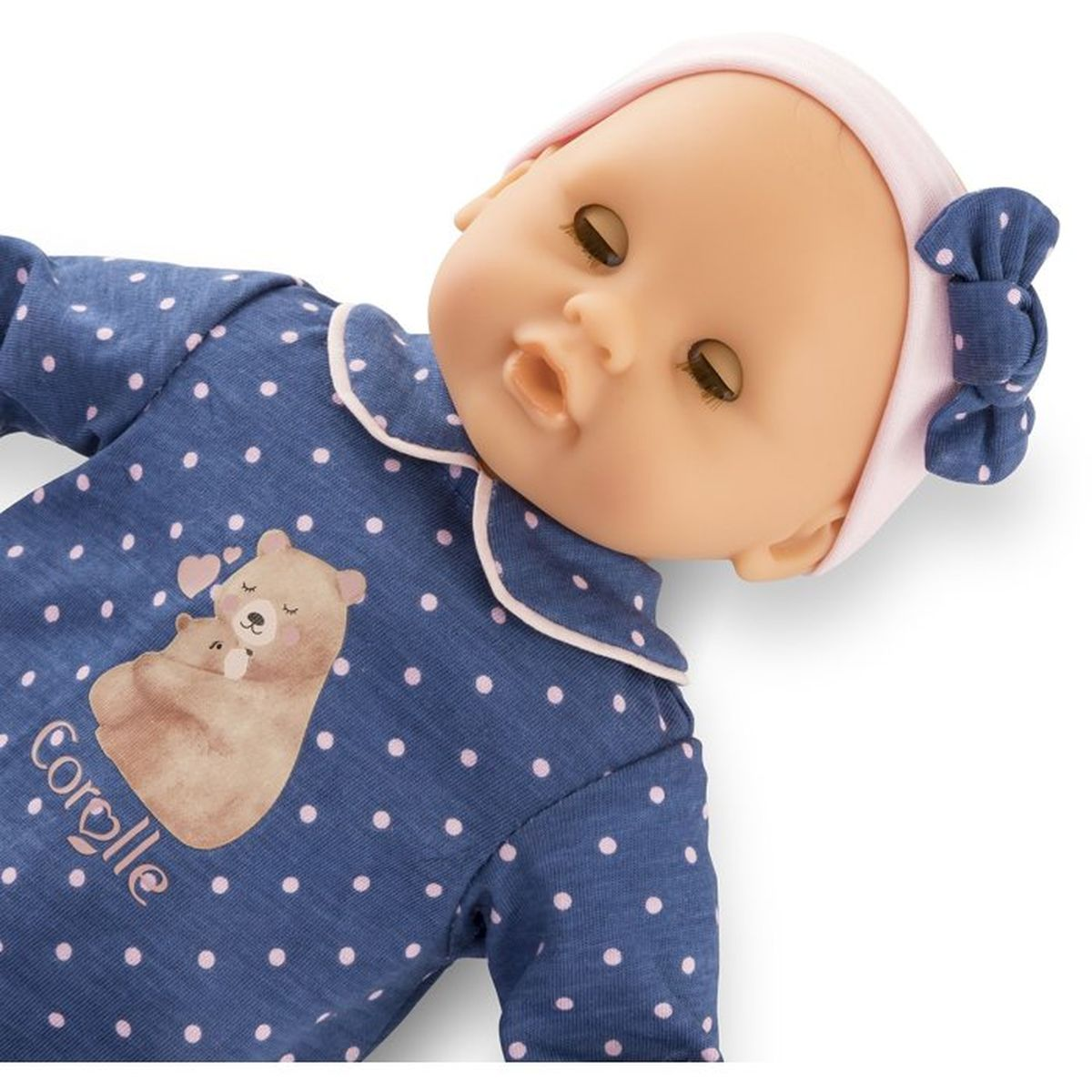Ein Babykleidungsstück mit Bärenmotiv und rosa Tupfen.