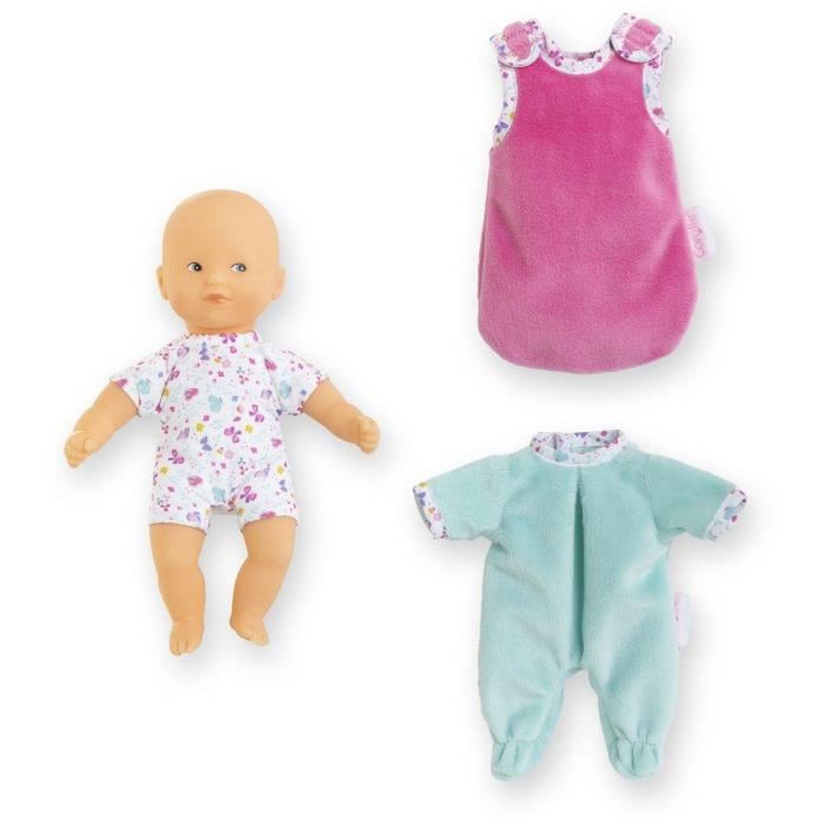 Eine kahle Baby-Puppe trägt einen geblümten Strampler, daneben ein pinkes und ein türkisfarbenes Outfit.
