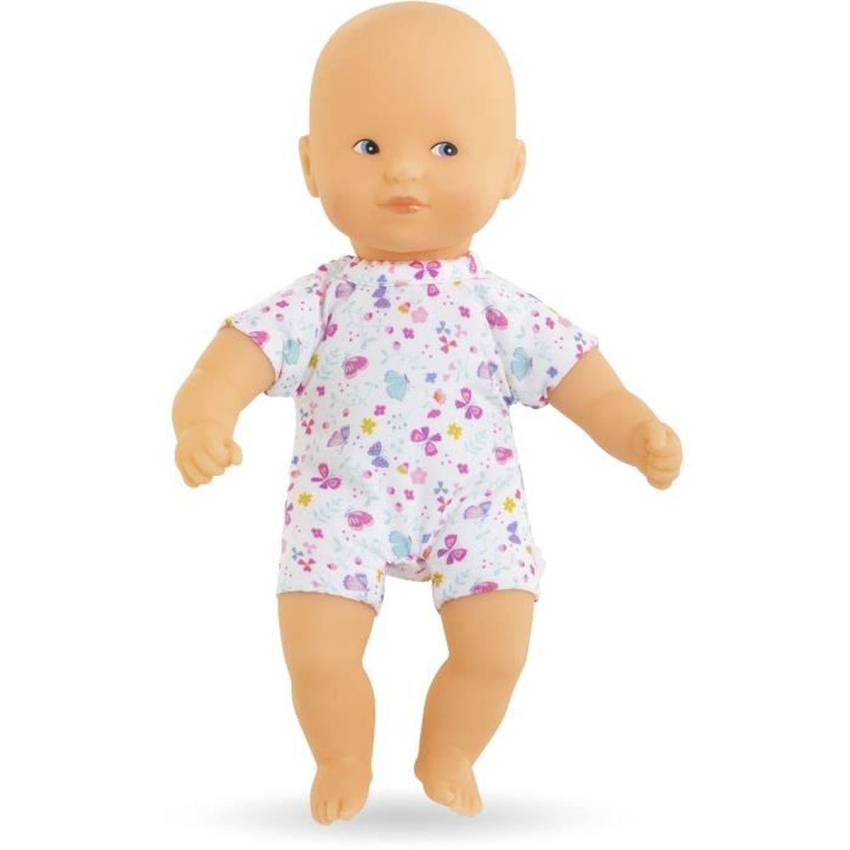 Eine nackte Baby-Puppe trägt einen weißen Strampler mit Schmetterlingsmuster.