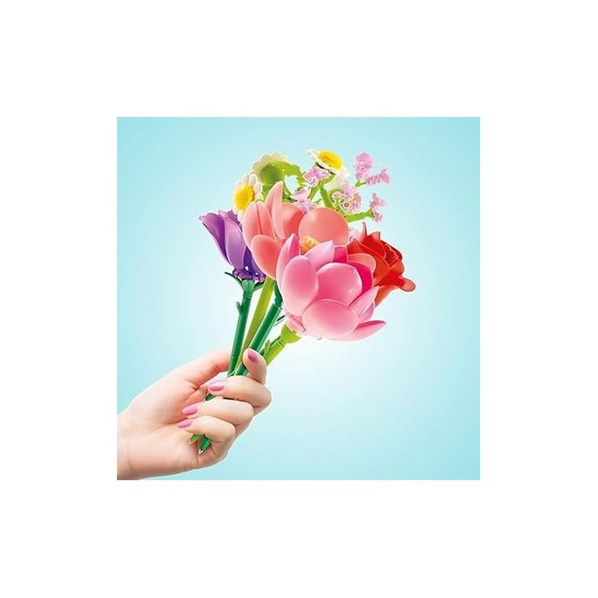 Eine Hand hält einen Strauß bunter Blumen aus Lego-Steinen.
